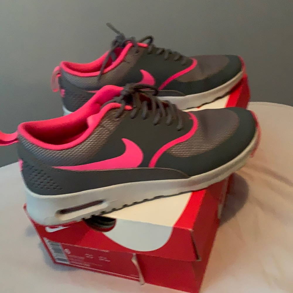 Size 6.5 Nike Air Max Thea